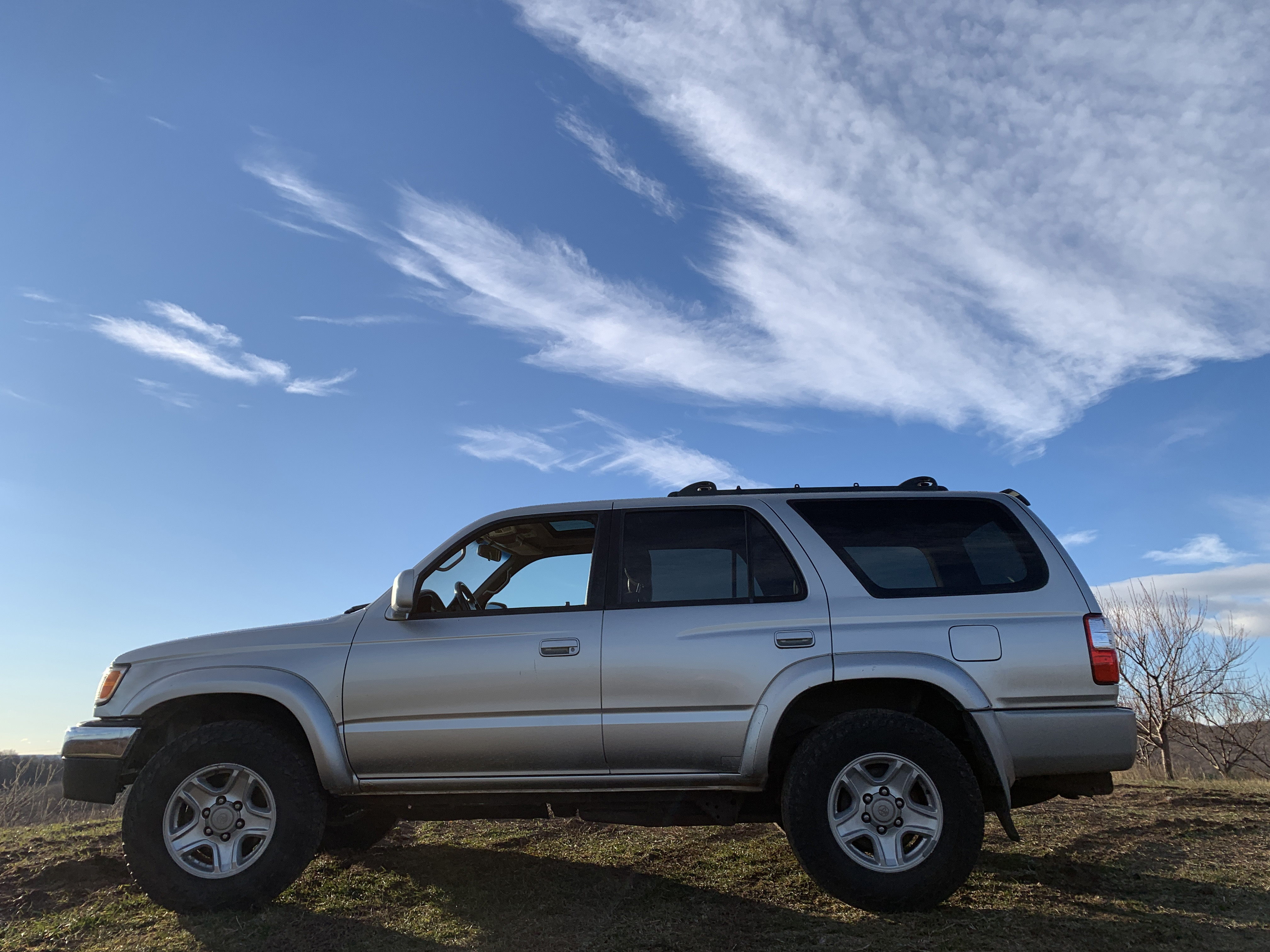2002 Toyota 4Runner SR5 THIRD GENERATION - 3rd Gen 3.4L V6 4×4 - BEAUTIFUL - RUNS GREAT - HIGH MECHANICAL BASELINE - New Timing Belt, New Waterpump, New Head Gaskets, New Radiator, New Alternator, New Brakes, New Valve Cover Gaskets, New Wildpeak Tires, New Shocks, New Muffler / Exhaust, New HID Headlights, Frame is Clean and solid, Cleaned and Undercoated - MORE — hero